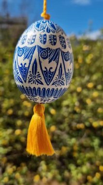 Çarpıcı bir Ukrayna piranası. Detaylı mavi desenler ve parlak sarı püsküllerle süslenmiş. Geleneksel Paskalya kutlamalarını gösteriyor..