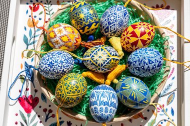 Paskalya yumurtalarından oluşan canlı bir koleksiyonda geleneksel Ukrayna pisibatları sergileniyor. Her yumurta renkli desenlerle özenle süslenmiş..