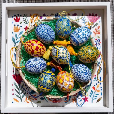 Pysanky olarak bilinen Paskalya yumurtaları, canlı geleneksel halk kalıplarıyla süslenmiş bir sepette düzenlenir..