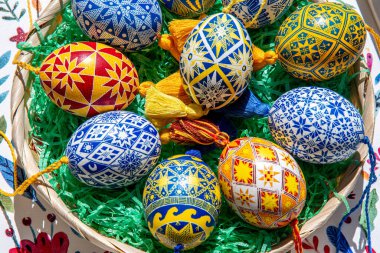 Her biri karmaşık bir şekilde geleneksel Ukrayna Pysanky tasarımlarıyla süslenmiş güzel Paskalya yumurtaları koleksiyonu..