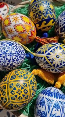 Paskalya yumurtalarında geleneksel Ukrayna pisankisi ve halk figürleri sergileniyor. Paskalya kutlaması için dekoratif bir sepete güzelce yerleştirilmiş..