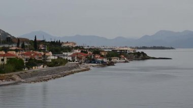 Yunanistan 'ın Mavra Litharia kıyı köyünün sakin güzelliği zaman atlamalı. Yunan deniz kıyısında küçük bir köy ve geleneksel Yunan evleri
