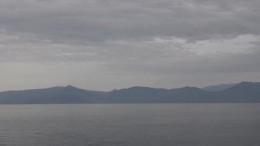 Sakin sular ve görkemli dağlar Korint Körfezi 'ndeki Yunan kıyılarının büyüleyici manzarasını oluşturuyor. Doğal güzelliği arayan turizm meraklıları ve seyahat için mükemmel bir yer..