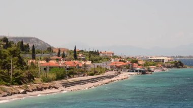 Mavra Litharia Yunanistan 'ın el değmemiş kıyı şeridi ve gür yeşilliğiyle nefes kesici manzarası. Berrak mavi sular, rahatlamak ve keşfetmek için mükemmel olan büyüleyici kıyı yerleşimleriyle buluşur..