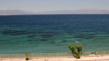 Yunanistan 'ın nefes kesici kıyı manzarası ve canlı mavi sularıyla manzarası. Seyahat ve turizm için mükemmel bir yer. Rahatla ve doğayla çevrili huzurlu bir ortamın tadını çıkar..