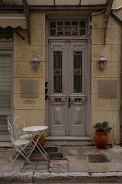 Konforlu giriş, Atina 'daki geleneksel binanın özünü yansıtıyor. Eşsiz tarihi kapı, büyüleyici oturma düzeni ve sıcak ortam şehir ortamında davetkar bir atmosfer yaratıyor..