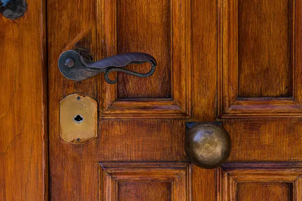 Atina 'nın eski ahşap kapısı, antik kapı kolu, pirinç kapı kolu ve anahtar deliği, kentte bulunan tarihi mimari ve geleneksel işçiliği yansıtıyor.