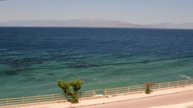 Yunanistan 'ın sakin suları ve pitoresk kıyı şeritlerinin yer aldığı deniz manzarası. Balkondan sahil şeridi ve kıyı şeridi manzarası turistler ve turistler için mükemmel..