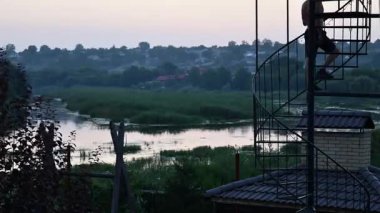 Günbatımında yemyeşil yemyeşil ve sakin su yollarının zeminine tırmanan hızlandırılmış merdiven göstericileri. Ukrayna 'daki Güney Böceği nehri üzerinde sakin bir doğa ve macera anı.