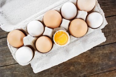 Taze yumurta ve tavuk kırıkları, karton bir kutunun içinde.