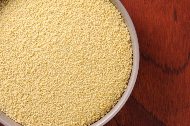 Kırsal kasede kuskus fasulyesi ve ahşap arka plan. Üst Manzara. Metin için boşluk.