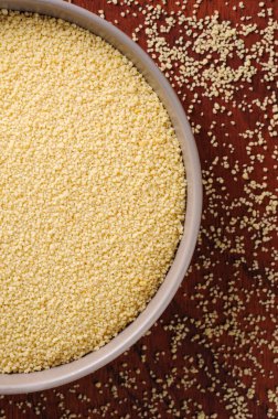 Kırsal kasede kuskus fasulyesi ve ahşap arka plan. Üst Manzara. Metin için boşluk.