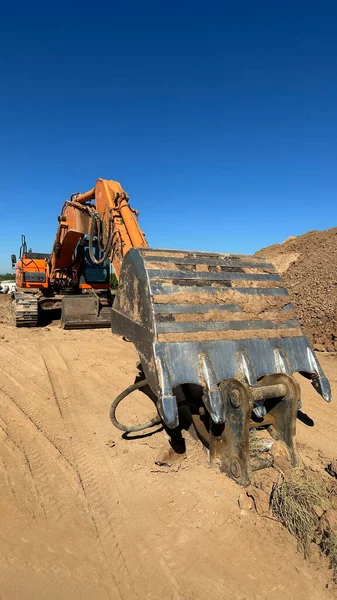 Escavadora Enorme Primeiro Plano Dia Ensolarado Máquina Está Chão Arenoso — Fotografia de Stock