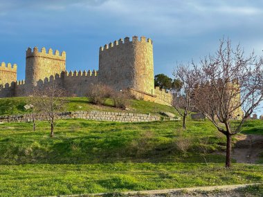 Güneşli bir günde, gün batımında Avila 'nın duvarları açık gökyüzüyle