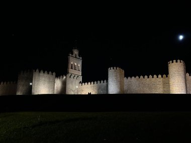 İspanya 'nın Avila kentindeki Puerta del Carmen çan kulesi ve kuzey duvarının gece manzarası.