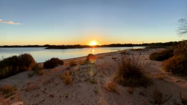Sakin Bir Gölün Üzerinde Sakin Bir Gün Batımı Ahşap Bir — Stok video