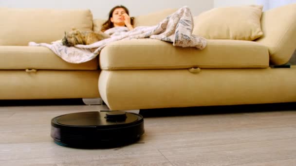 Robotický Vysavač Pomáhá Při Odstraňování Prachu Podlahy Obývacím Pokoji Žena — Stock video