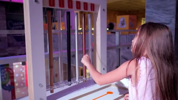 Liseli Kız Farklı Malzemelerden Yapılmış Perküsyon Çubuklarıyla Boruları Vuruyor Çocuk — Stok video