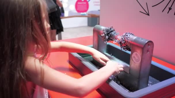 Дівчинка Дошкільника Відвідує Музей Науковими Пристроями Дитина Видаляє Сталеві Шайби — стокове відео
