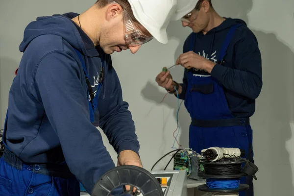 Técnicos Trabalham Com Cabos Para Instalar Plugues Carregamento Para Eletricistas — Fotografia de Stock