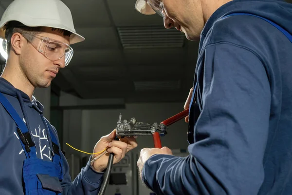 Eletricistas Trabalham Laboratório Usam Alicates Para Verificar Qualidade Dos Cabos — Fotografia de Stock