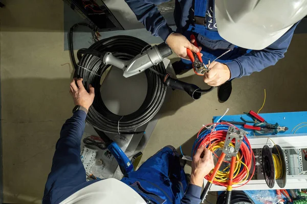 Técnico Trabalha Com Cabos Para Plug Para Carregar Eletricistas Usam — Fotografia de Stock