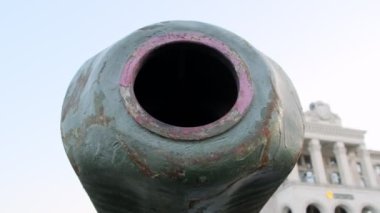 KYIV, UKRAINE - 24 Ağustos 2022: Khreshhatyk Caddesi 'ndeki askeri sergide imha edilen Rus tankının detayları. İnsanlar yaz günü ağır çekimde Kyiv 'in merkezinde toplanıyor.