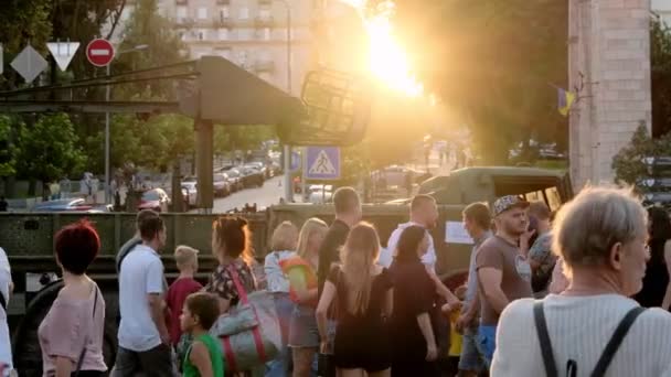 Kyiv Ucrania Agosto 2022 Los Ciudadanos Kiev Caminan Cerca Equipos — Vídeo de stock