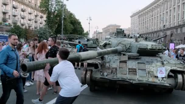 Kyiv Ukraine 8月24 2022 人々はKhreschatyk通りに巨大なロシアのタンクの一部に触れます 市民は侵略者の遅い動きの破壊された軍事機器を調べる — ストック動画