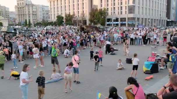 Kyiv Ukrajina August 2022 Dospělí Děti Baví Výstavě Zničeného Ruského — Stock video