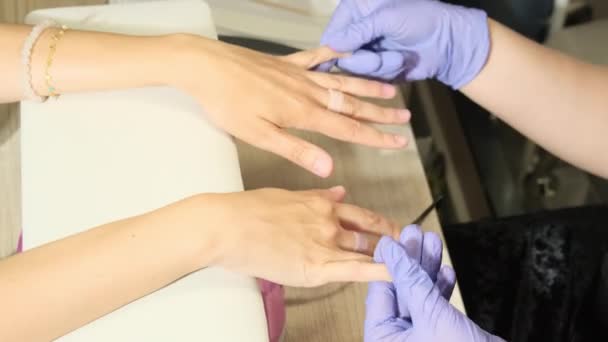 Mãos Femininas Luvas Massageiam Unhas Nuas Cliente Salão Beleza Manicure — Vídeo de Stock