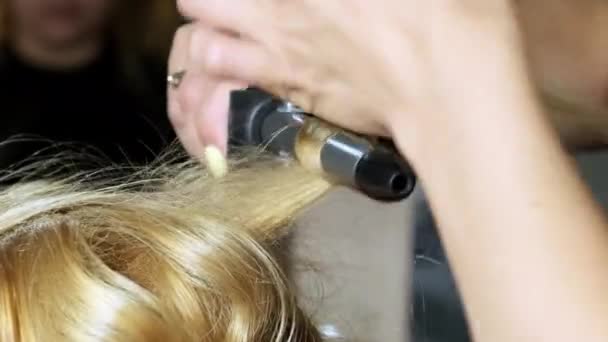 Досвідчений Перукар Робить Стиль Завитків Скручують Волосся Навколо Гарячого Завивання — стокове відео