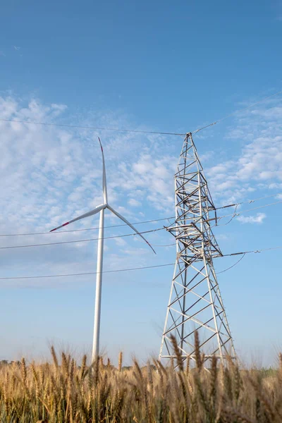 Wiatrak Wytwarza Czystą Energię Ekologiczna Turbina Wiatrowa Wytwarza Energię Odnawialną — Zdjęcie stockowe