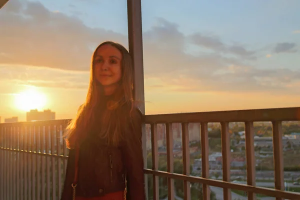 Женщина Опирается Балконный Забор Восхищается Моментами Заднем Солнце Закат Прорывается Лицензионные Стоковые Фото