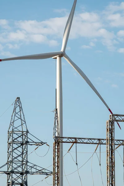風車は エネルギーで配電変電所をサポートしています 自然エネルギーを利用した風力タービンは再生可能エネルギー — ストック写真