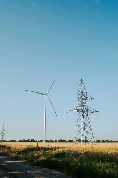 Wiatrak Produkujący Energię Odnawialną Ekologiczna Turbina Wiatrowa Generuje Czystą Energię — Zdjęcie stockowe