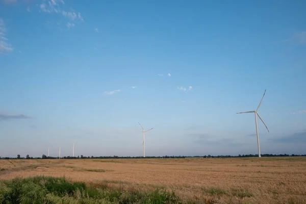 Wiatraki Wytwarzają Czystą Energię Turbiny Wiatrowe Produkują Energię Odnawialną Dla — Zdjęcie stockowe