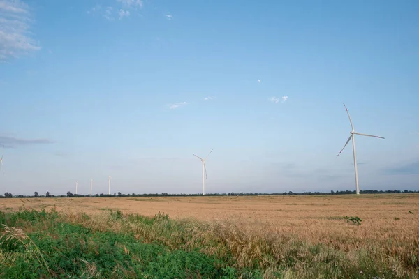 Wiatraki Wytwarzają Energię Terenach Wiejskich Ekologiczne Turbiny Wiatrowe Generują Czystą — Zdjęcie stockowe