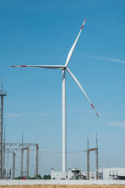 Wiatrak Wytwarza Czystą Energię Turbina Wiatrowa Wytwarza Ekologiczną Odnawialną Energię — Zdjęcie stockowe