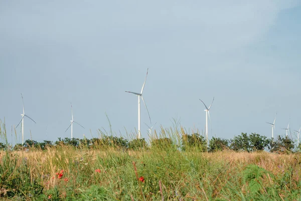 Turbiny Wiatrowe Generują Czystą Energię Ekologiczne Wiatraki Wytwarzające Energię Odnawialną — Zdjęcie stockowe