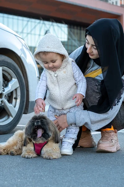Mother Wearing Black Hijab Looks Takes Care Child Enjoying Playing — Stock Photo, Image