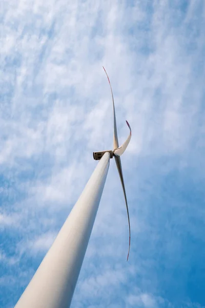 친화적 터빈은 에너지를 합니다 풍차는 구름낀 하늘에 전기를 공급하여 실체와 로열티 프리 스톡 사진