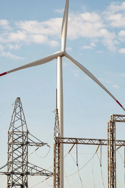 Moinho Vento Reproduz Energia Limpa Ecofriendly Turbina Eólica Suporta Linhas Imagem De Stock