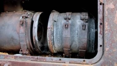 KYIV, UKRAINE - 24 Ağustos 2022: Kalabalık Kyiv caddesinde imha edilmiş Rus tankının parçaları. Yaz günü ağır çekimde yanan askeri teçhizat sergisindeki insanlar