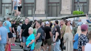 KYIV, UKRAINE - 24 Ağustos 2022: Meraklı insanlar Khreshhatyk Caddesi 'ndeki imha edilmiş Rus askeri teçhizatını inceliyorlar. Yakalanan tank ve kamyonların Kyiv yavaş çekimde sergilenmesi