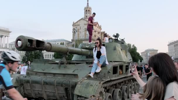 Киев Украина Августа 2022 Молодые Женщины Делают Фотографии Телефону Сидя — стоковое видео