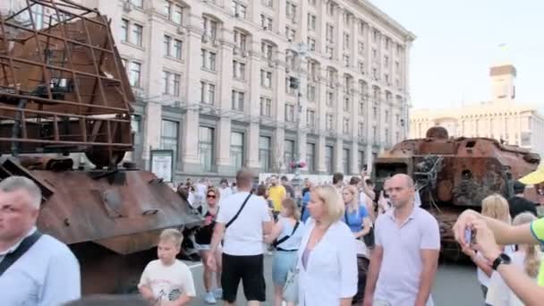 Kyiv Ukraine Agosto 2022 Cidadãos Exploram Equipamentos Militares Russos Capturados — Vídeo de Stock