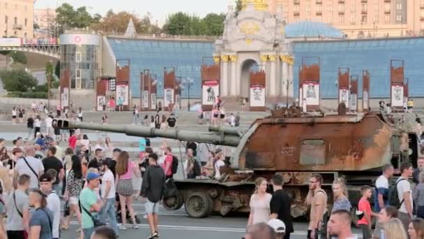 Kyiv Ukraine 2022年8月24日 公民聚集在独立广场观看展览 人们看着基辅慢镜头中央被俘的俄罗斯军事装备 — 图库视频影像
