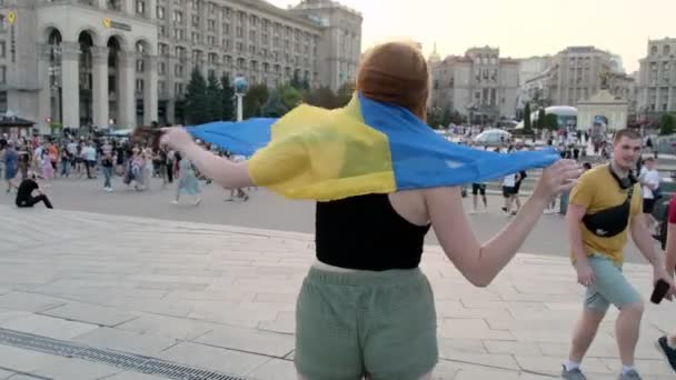Киев Украина Августа 2022 Года Женщина Прикрывает Плечи Украинским Флагом — стоковое видео