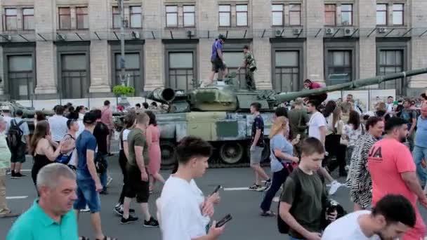 Kyiv Ucrania Agosto 2022 Gente Camina Cerca Tanques Rusos Gigantes — Vídeo de stock